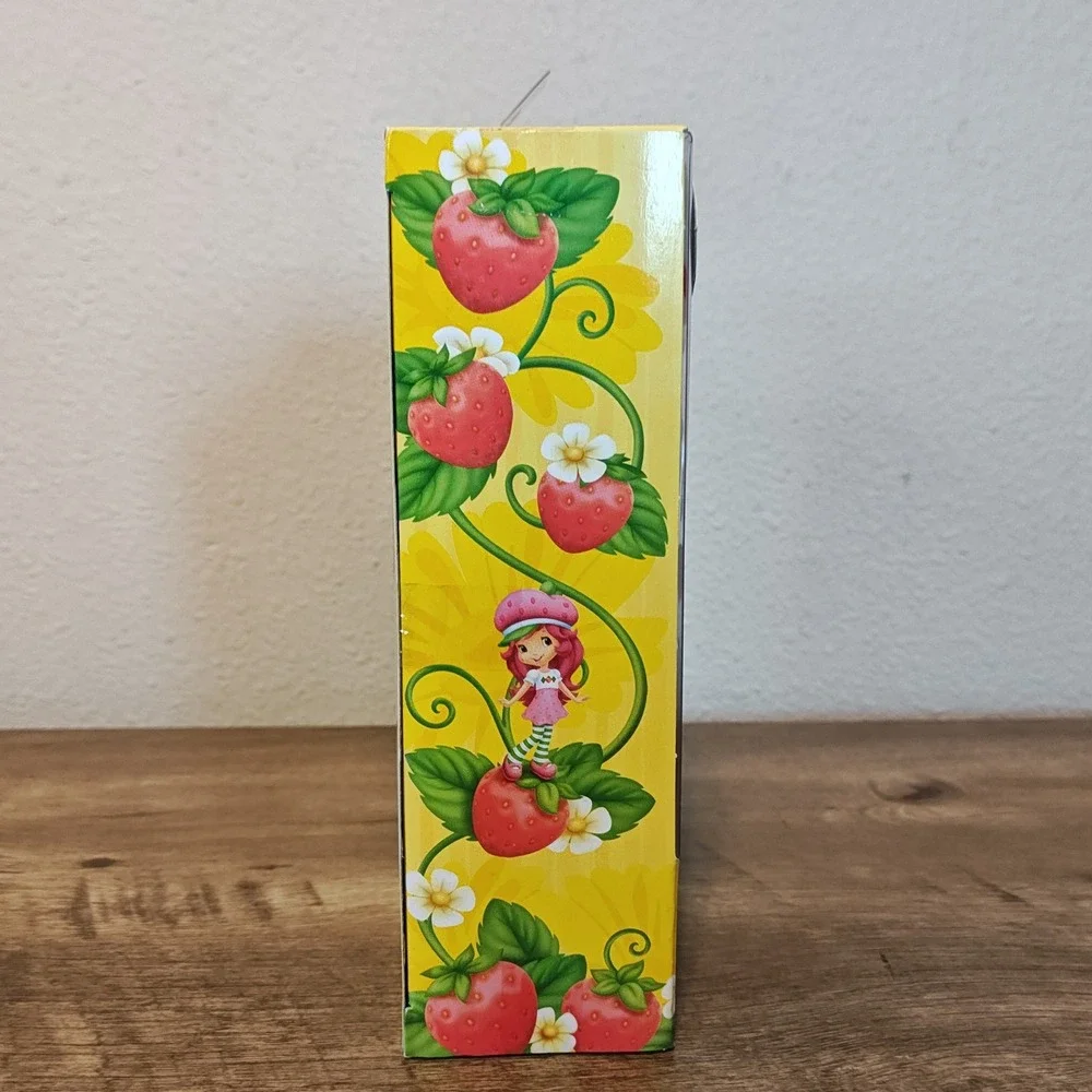 NIB Hasbro Strawberry Shortcake Garden Pretty Doll 6in Pink Green Scented 2012